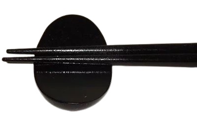 hashioki holz lack schwarz oval leicht gewölbt mit stäbchenspitzen aufliegend
