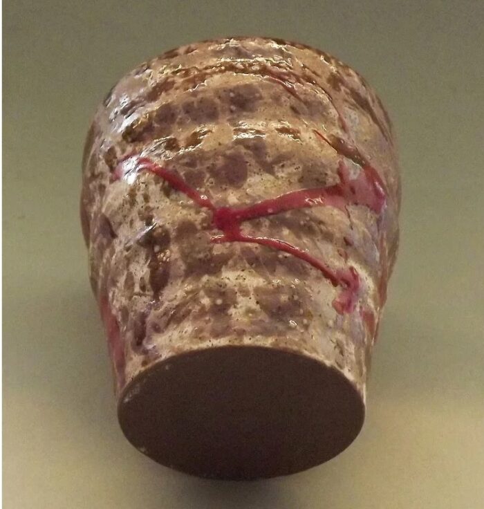 becher-fudeakai-roter-pinselstrich-ansicht-von-unten