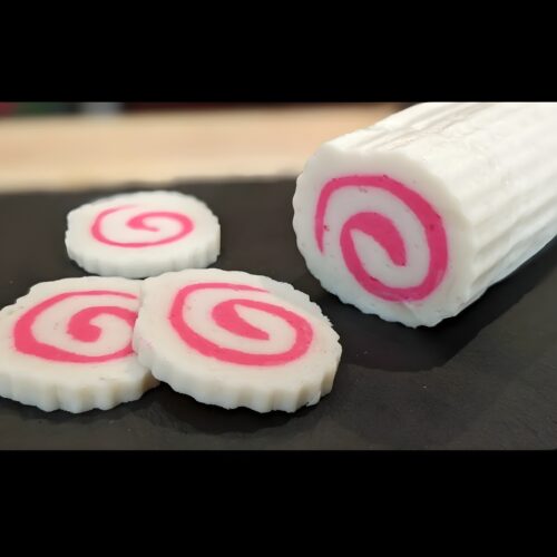narutomaki rolle mit drei scheiben daneben