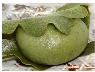 kashiwa mochi kuusa ein stück auf teller
