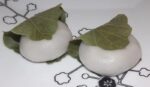 kashiwa mochi shiro zwei stück unverpackt auf teller