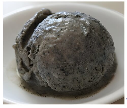 kurogoma aisu schwarzsesam-eiscremekugel auf tellerchen
