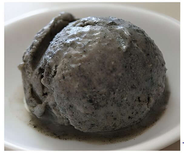 kurogoma aisu schwarzsesam-eiscremekugel auf tellerchen