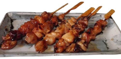 yakitori hühnerspieße einzeln auf teller fertig erwärmt