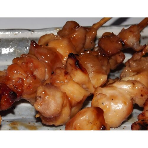 yakitori hühnerspieße einzeln auf teller fertig erwärmt nahaufnahme