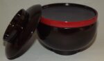 lack deckel bowl sanbu kuro mit rotem zwischenteller und deckel daneben