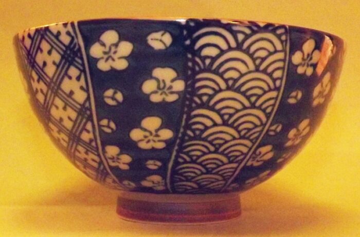 Keramik-Set 5 Bowls Irodori im Holzregal 7