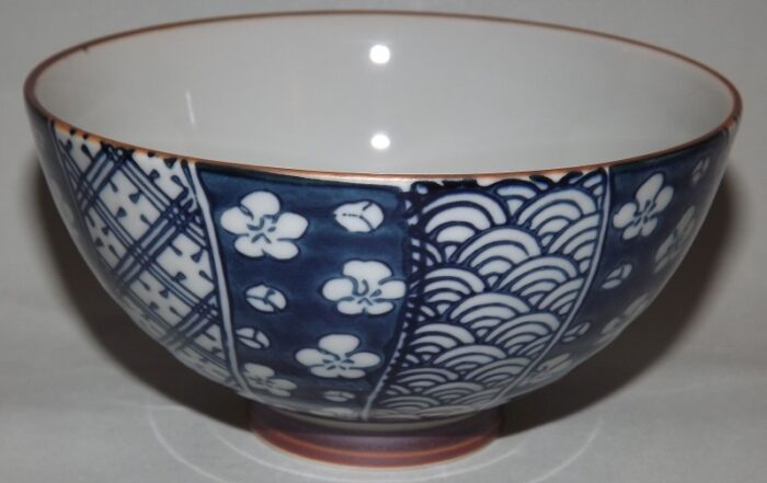 Keramik-Set 5 Bowls Irodori im Holzregal 6