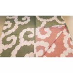 furoshiki karakusa grüne seite mit umgeklappter rosa ecke