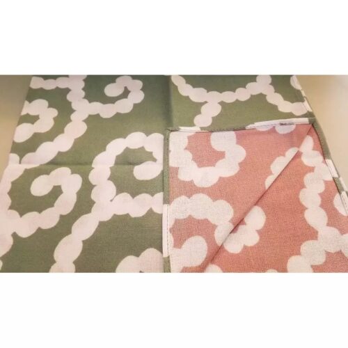 furoshiki karakusa grüne seite mit umgeklappter rosa ecke