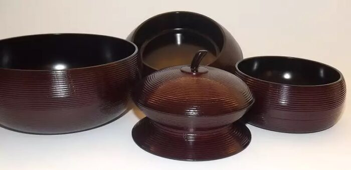 hisago bento 3 der 4 schalen einzeln neben der kleinsten mit deckel
