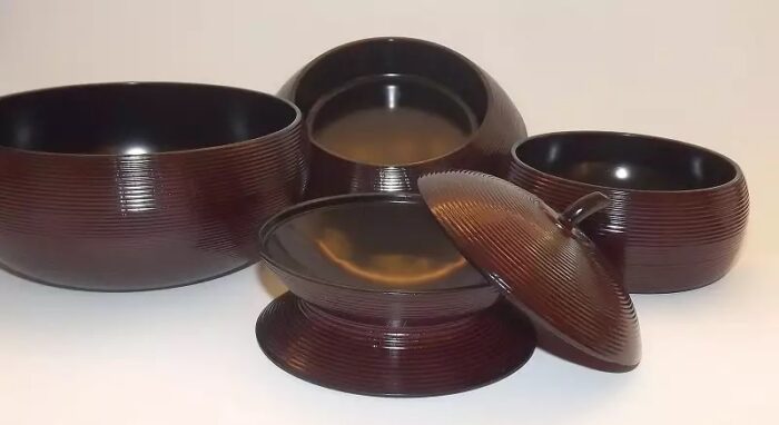 hisago bento 3 der 4 schalen einzeln neben der kleinsten mit schräg liegendem deckel