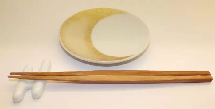 kumo set stäbchen auf ablage dahinter ein diptellerchen
