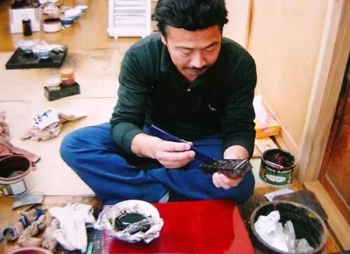 hashibkako urushi meister okawa beim lackieren