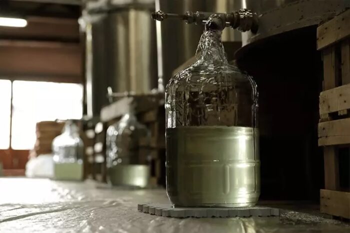 sake miyamizu glasflasche mit reinem tropfsake