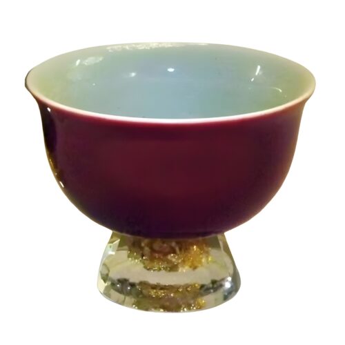 sakebecher aka kinkai dunkelroter keramik-sakebecher mit glasfuss, gefüllt mi goldpartikeln