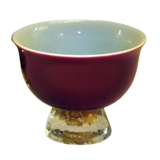 sakebecher aka kinkai dunkelroter keramik-sakebecher mit glasfuss, gefüllt mi goldpartikeln