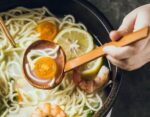 ramen löffel im gebrauch