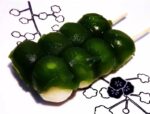 matcha dango zwei spieße auf teller