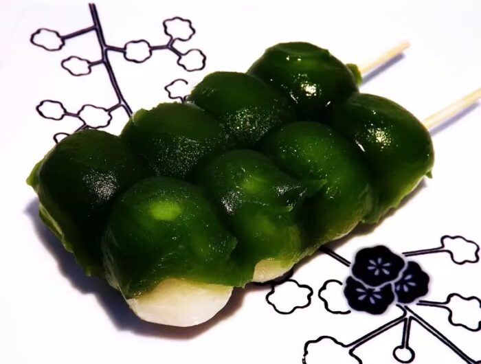 matcha dango zwei spieße auf teller