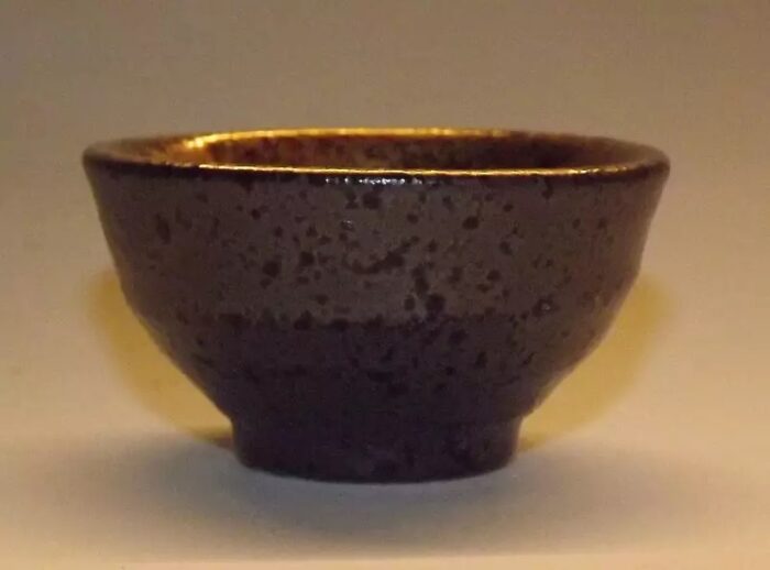 sake set kinkuro. schale seitenaansicht