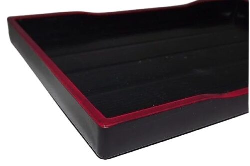 kleines lacktablett kuroaka ecke mit rotem rand nah