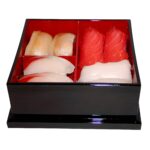 o-bento klein gerillt offen mit sushi gefüllt