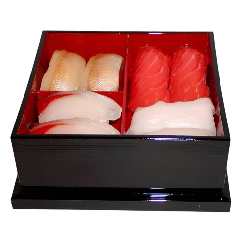 o-bento klein gerillt offen mit sushi gefüllt